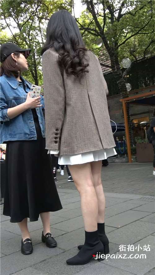 白裙美腿气质美女