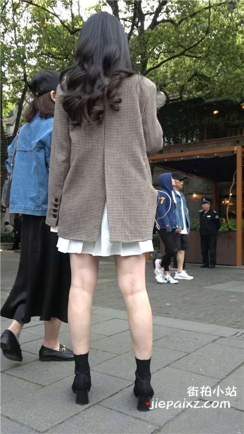 白裙美腿气质美女