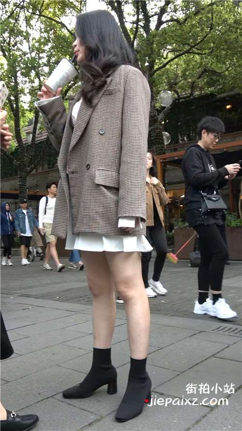 白裙美腿气质美女