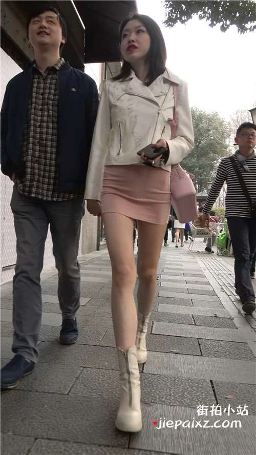4K - 粉色短裙街拍丝袜气质街拍美女 [1.80 GB/MP4]