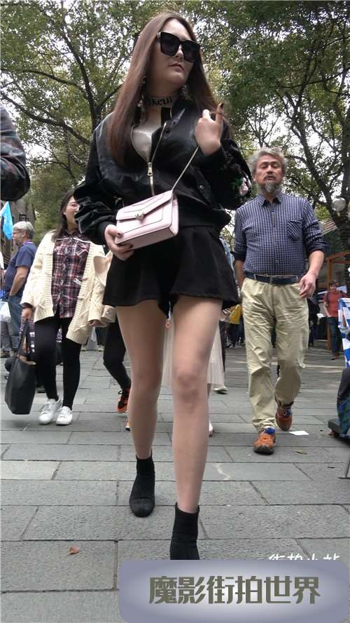 4K - 街拍丝袜大长腿性感墨镜女
