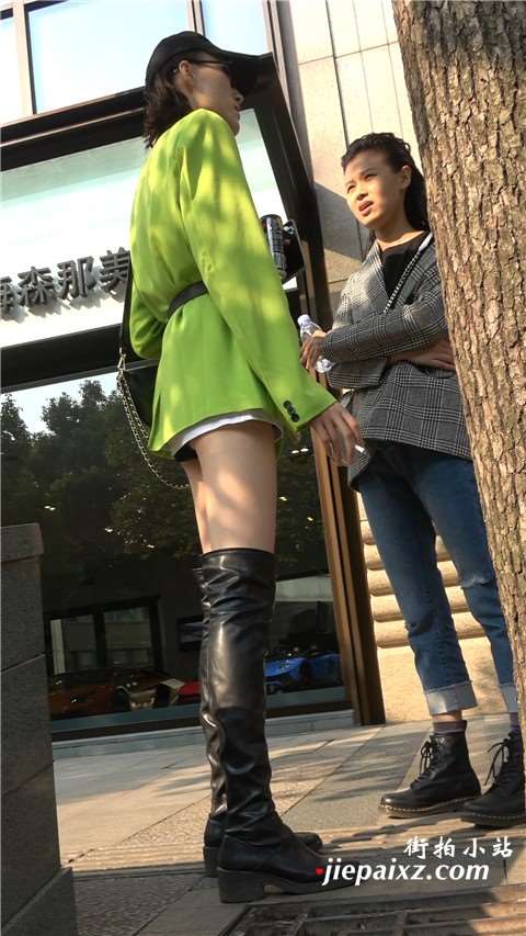 街拍长靴苗条美女 [2.28 GB/MP4]