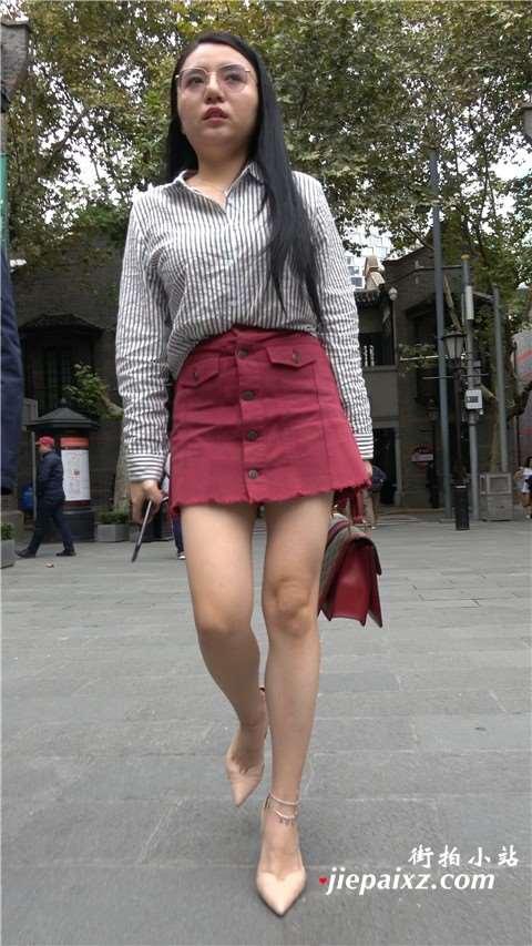 4K - 成熟韵味红裙米色高跟鞋美腿街拍美女 [1.11 GB]