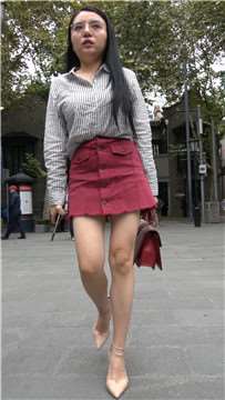 4K - 成熟韵味红裙米色高跟鞋美腿街拍美女 [1.11 GB]