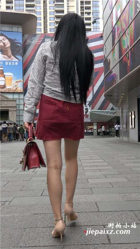 4K - 成熟韵味红裙米色高跟鞋美腿街拍美女 [1.11 GB]