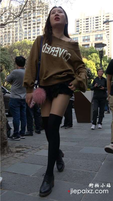 4k-街拍超短蕾丝裙长筒袜美腿小姐姐 [1.57 GB]