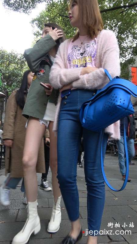 4k-街拍热裤白皙裸腿美女跟闺蜜逛街 [1.51 GB]