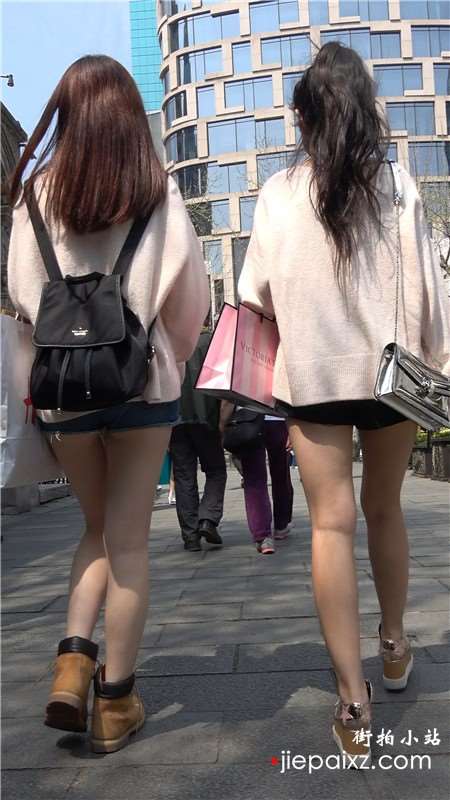 4k-街拍酷酷的热裤美女姐妹花、身材颜值不错 [2.27 GB]