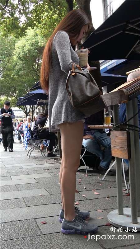 4k-街拍跟男友约会的热裤美腿小姐姐 [2.05 GB]