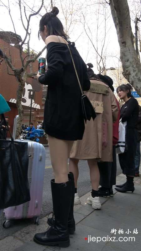 4k-街拍洁白连衣裙、酒红色头发美女小姐姐 [2.00 GB]