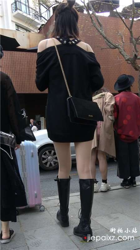 4k-街拍洁白连衣裙、酒红色头发美女小姐姐 [2.00 GB]