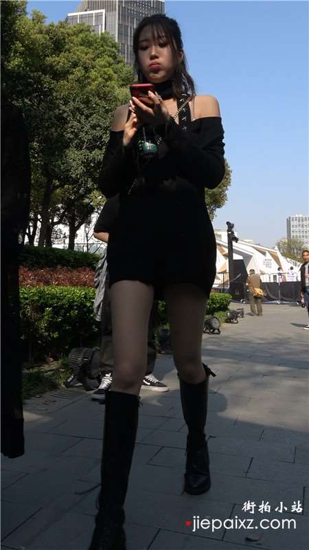 4k-街拍洁白连衣裙、酒红色头发美女小姐姐 [2.00 GB]