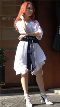 4k-街拍洁白连衣裙、酒红色头发美女小姐姐 [2.00 GB]