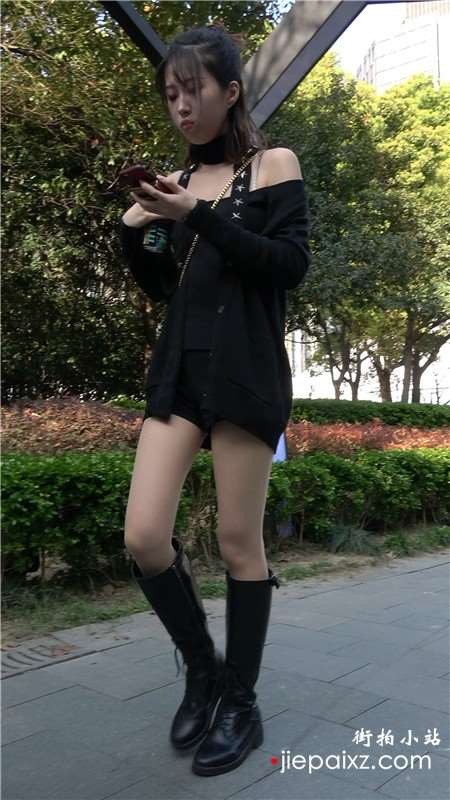 4k-街拍洁白连衣裙、酒红色头发美女小姐姐 [2.00 GB]