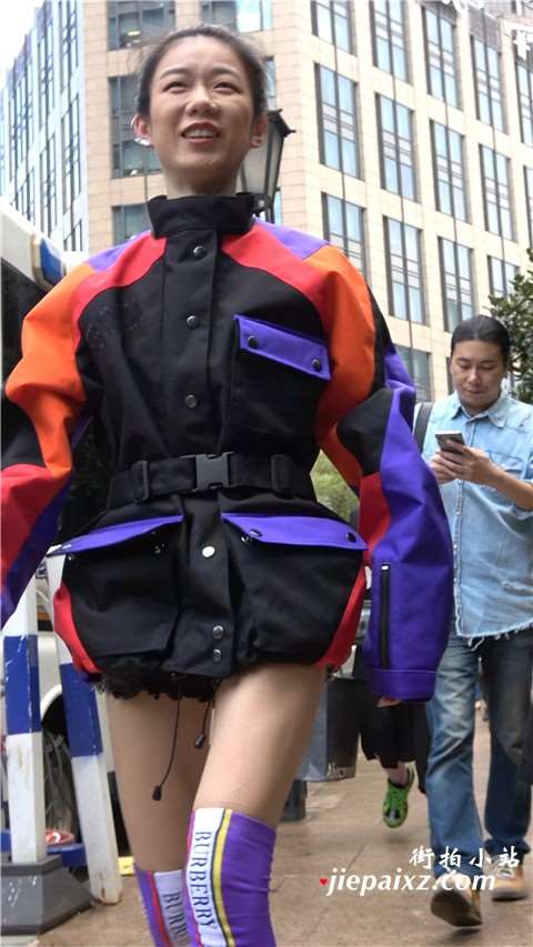 4K - 穿衣打扮有点另类的高跟街拍美女 [1.23 GB/MP4]