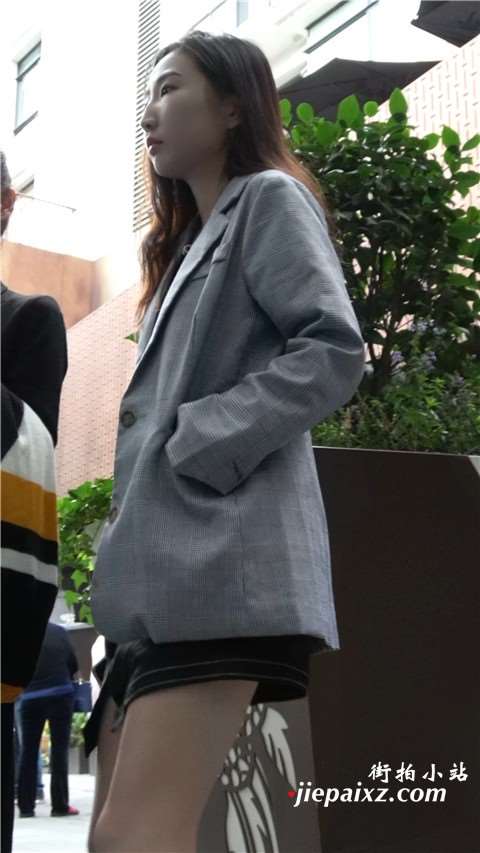 修直大长腿街拍高跟美女 [817 MB/MP4]