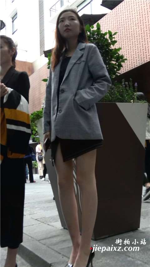 修直大长腿街拍高跟美女 [817 MB/MP4]