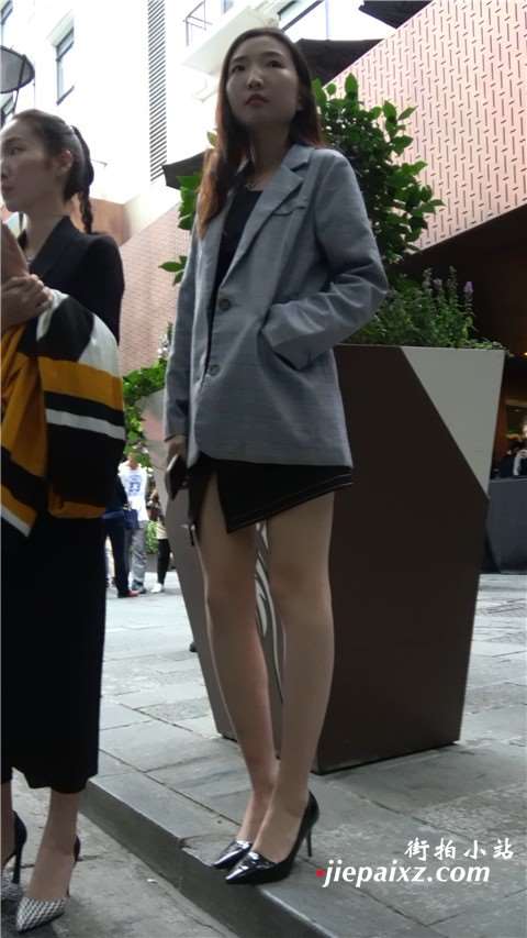 修直大长腿街拍高跟美女 [817 MB/MP4]