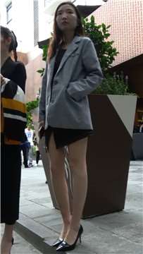 修直大长腿街拍高跟美女 [817 MB/MP4]