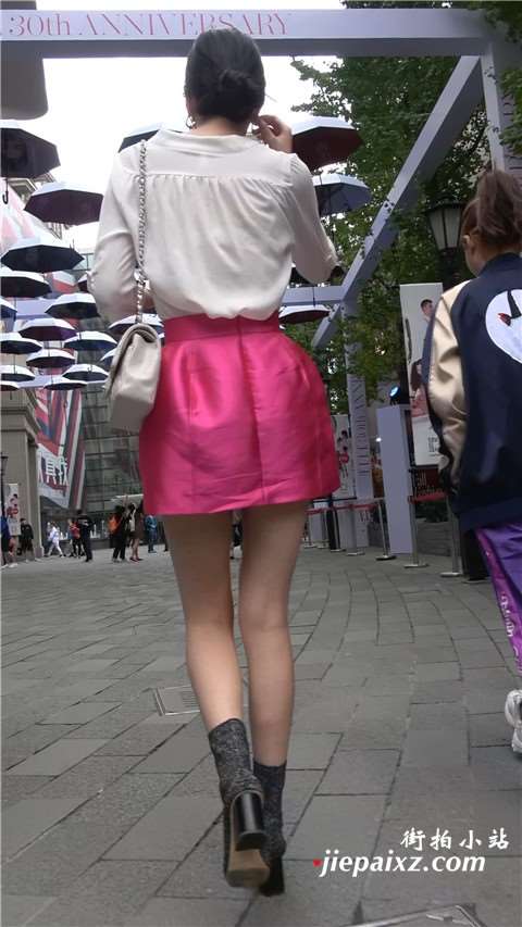 街拍白衬衫粉群极品高挑美腿美女身材正点 [1.18 GB/MP4]