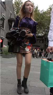手持单反的时尚美裙街拍美腿姑娘 [664 MB/MP4]