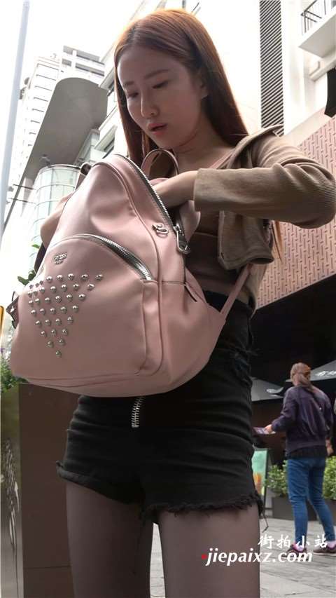 街拍高腰热裤黑丝街拍美腿美妇 [1.35 GB/MP4]