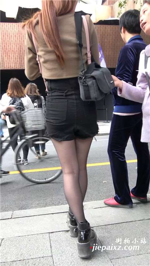 街拍高腰热裤黑丝街拍美腿美妇 [1.35 GB/MP4]