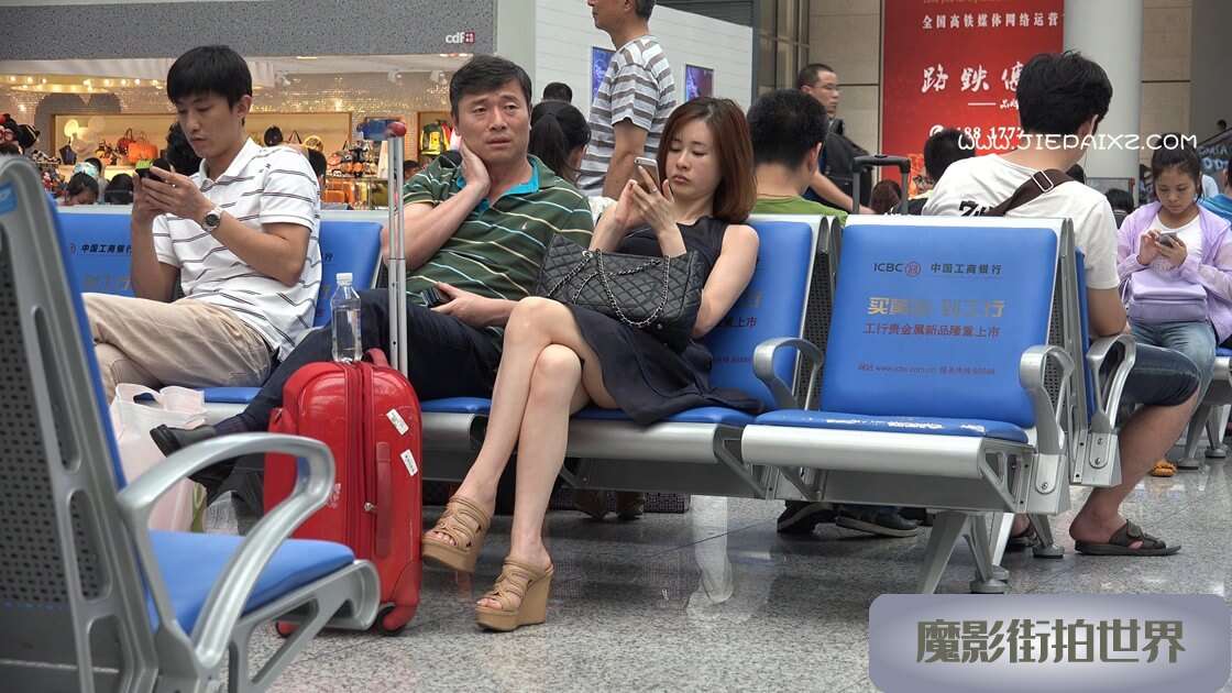 4K - 街拍长腿MM的高分美足 [621 MB/MP4]