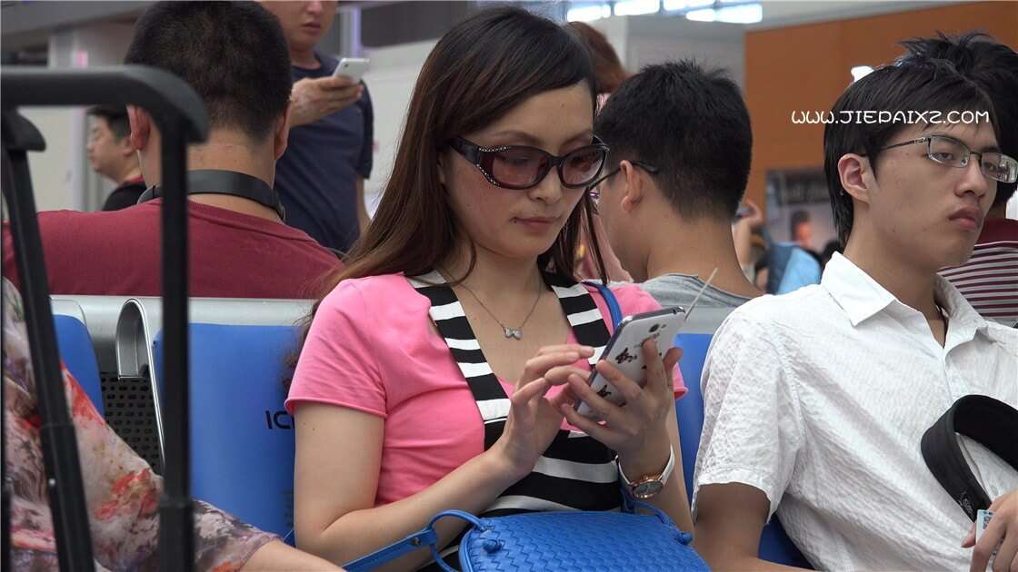 4K - 腿不错的成熟型墨镜女子 [557 MB/MP4]