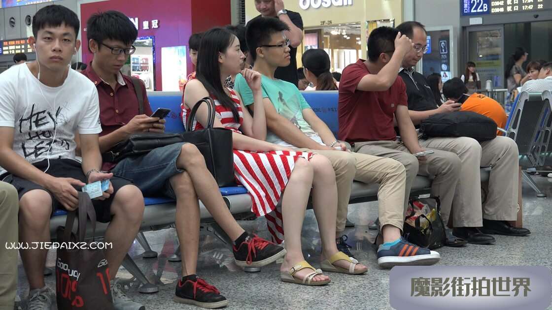 4K - 学M的纯洁素足一双 [640 MB/MP4]