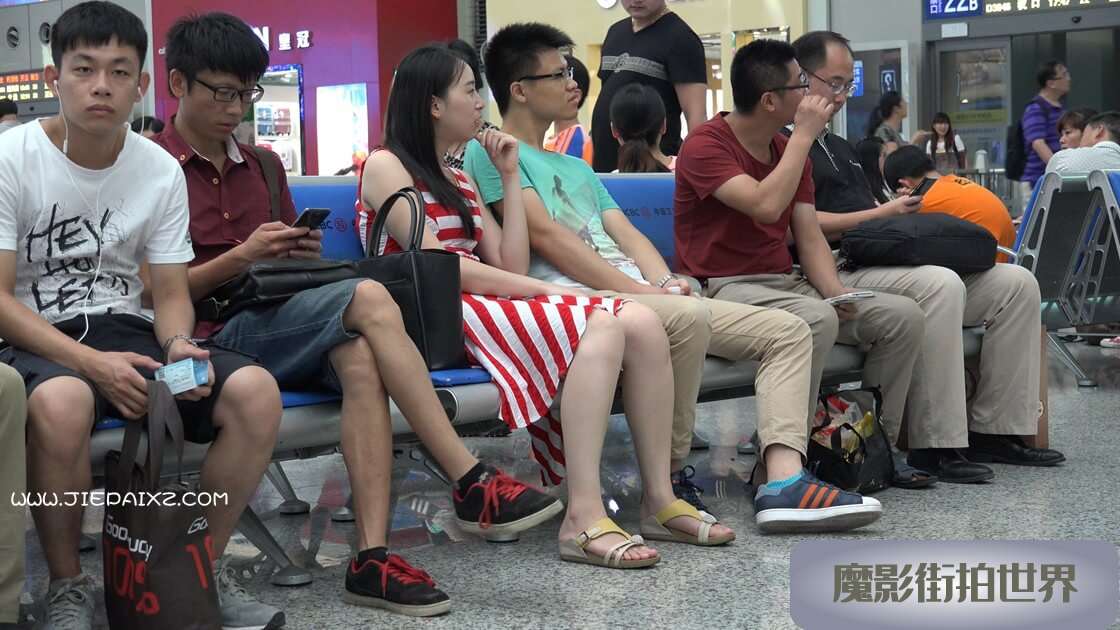 4K - 学M的纯洁素足一双 [640 MB/MP4]