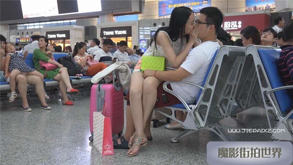美腿妹子被男友抱着 [208 MB/wmv]