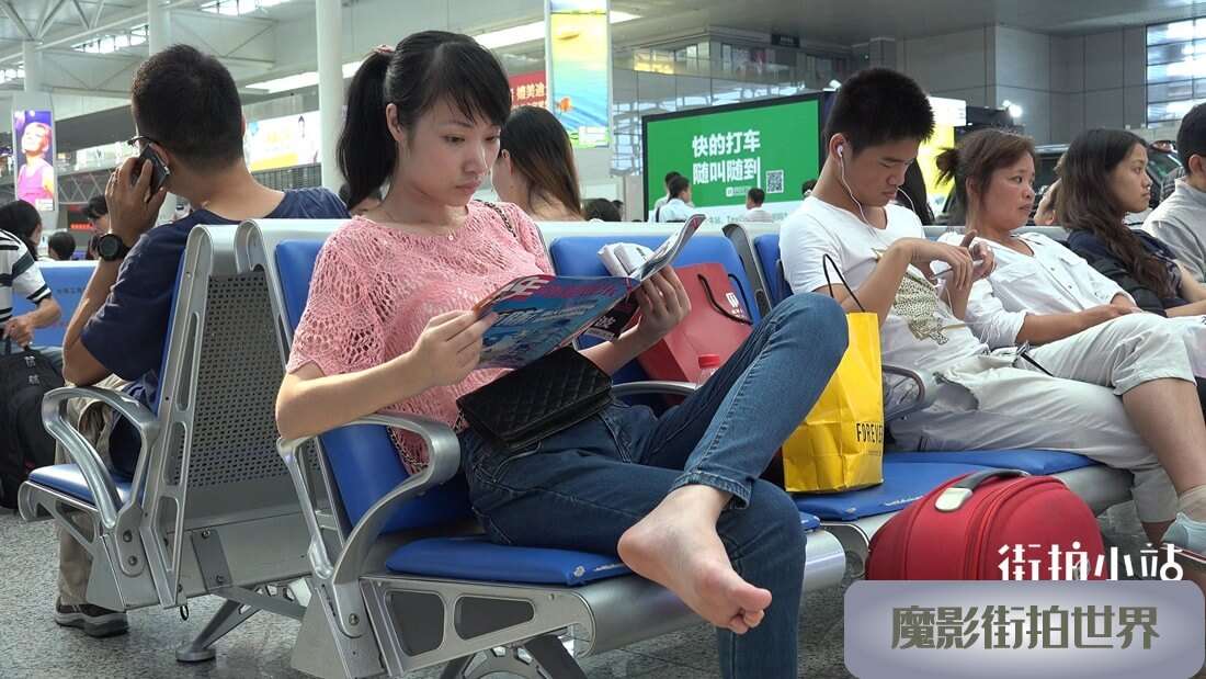 4K - 看杂志的牛仔裤少F [1.83 GB/MP4]