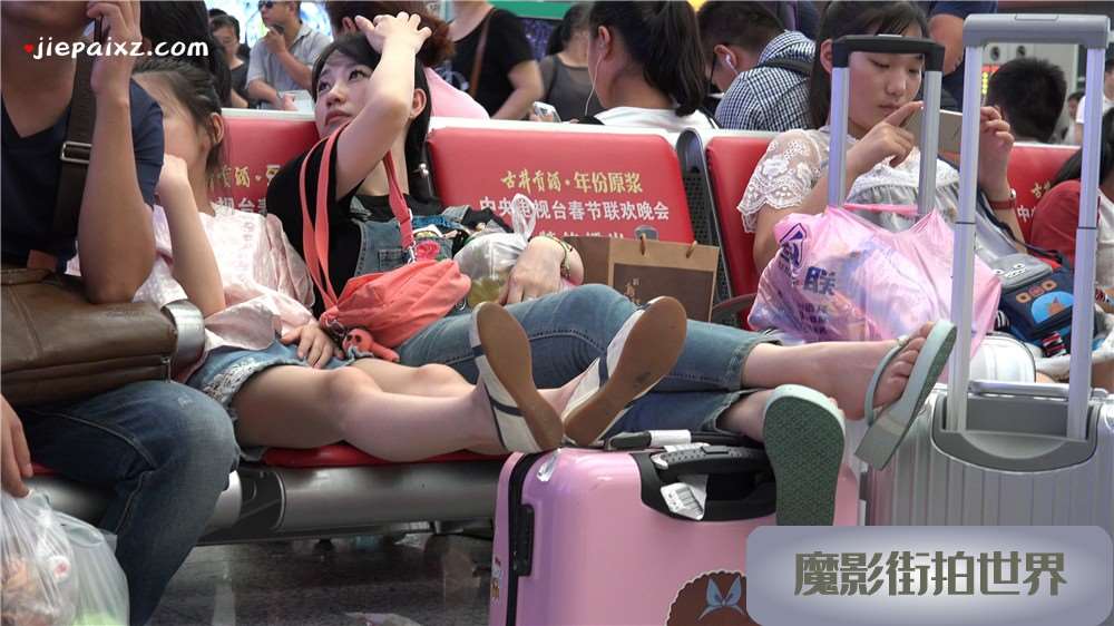 4K - 背带牛仔裤松糕鞋玉足少F [2.66 GB/MP4]