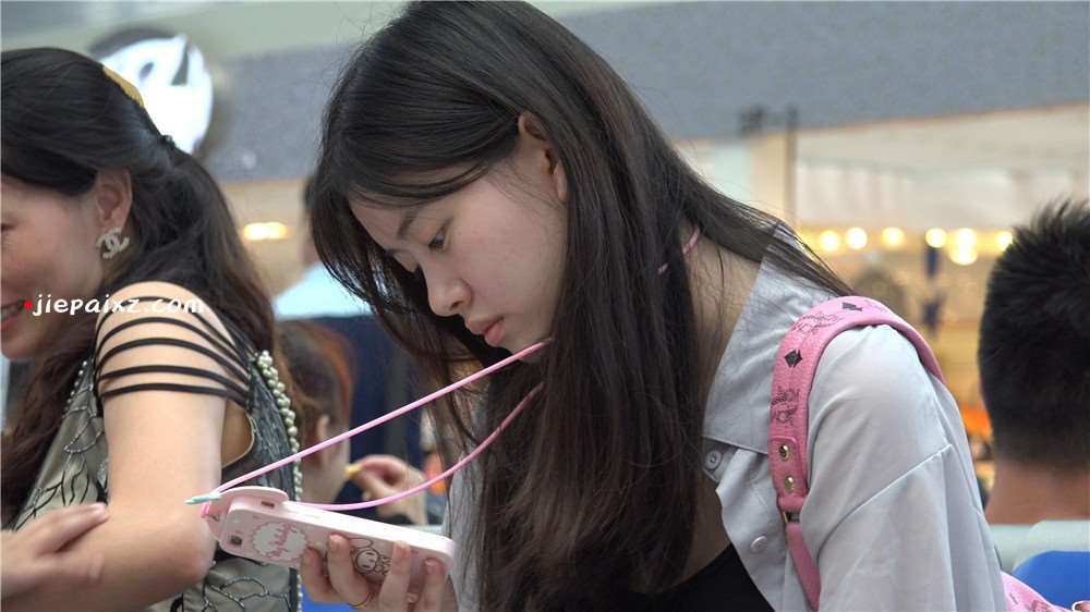4K - 清新淡雅的安静白净少女 [2.27 GB/MP4]