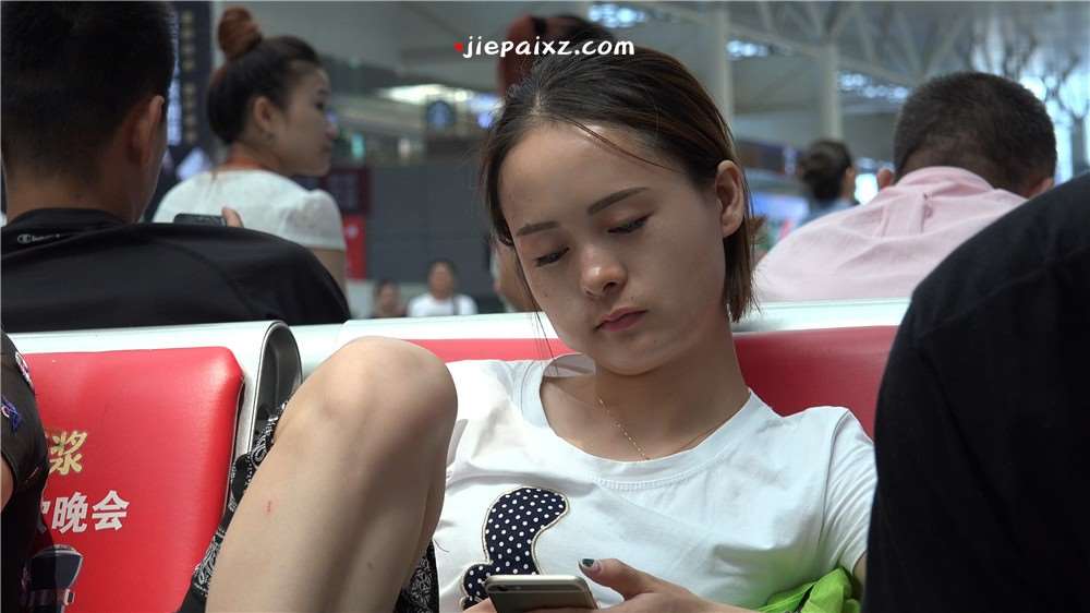 4K - 把脚放上粉色行李箱的年轻少F [9.75 GB/MP4]