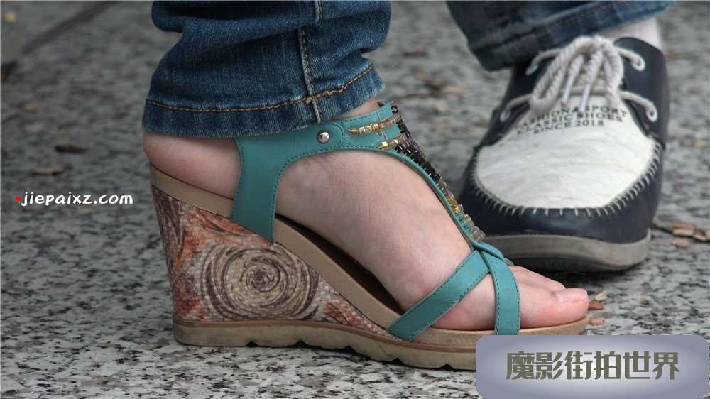 4K - 紧身蓝牛坡高跟鞋少F [2.56 GB/MP4]