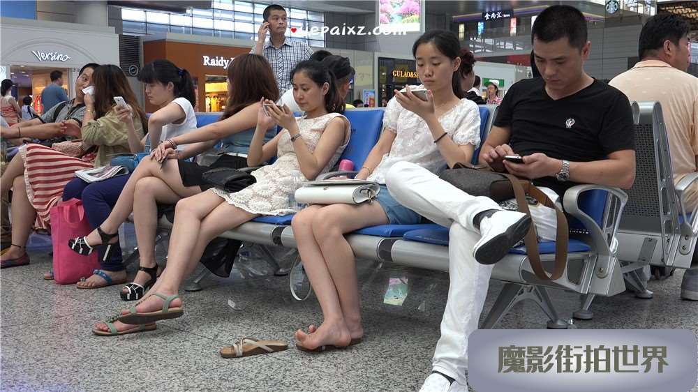 凉鞋小妹尽情的晾脚 [2.21 GB/MP4]