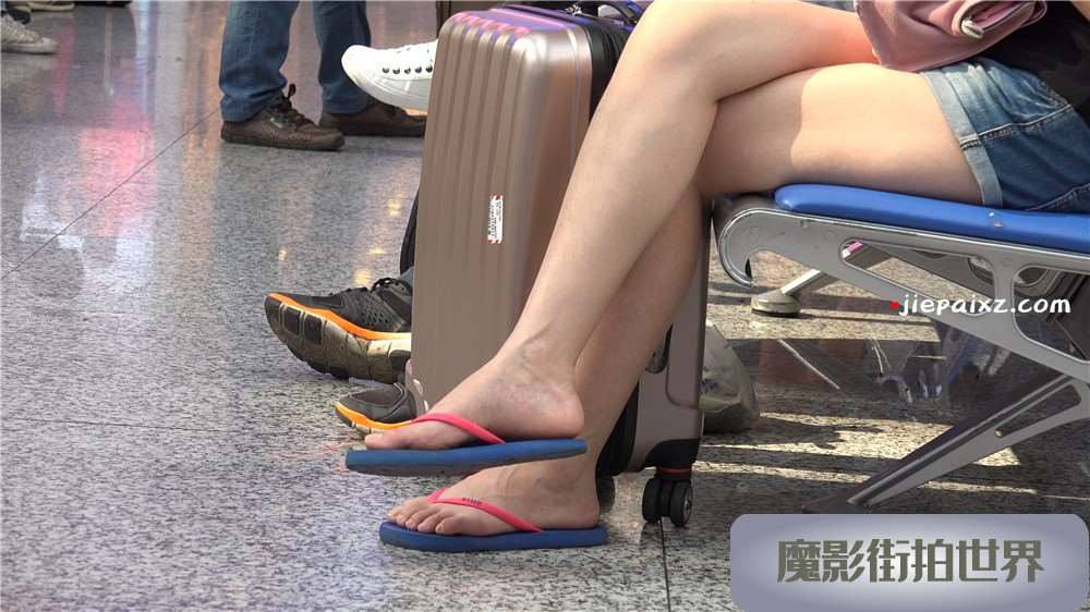 4K - 候车室拍摄的人字拖妹子 [2.41 GB/MP4]