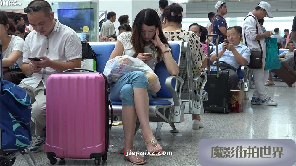 凉鞋姑娘一双脚丫满是老茧 [2.09 GB/MP4]
