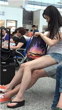 座到男友腿上的黑色松糕鞋美眉,一双玉足相当精致 [1.10 GB/...