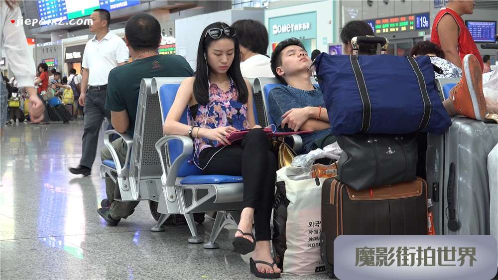 时尚的黑色紧身裤松糕鞋美足mm [3.34 GB/MP4]
