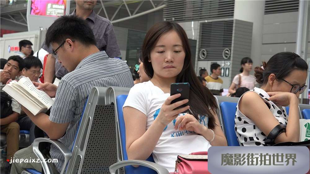 街拍美腿mm精致的美脚丫 [2.16 GB/MP4]