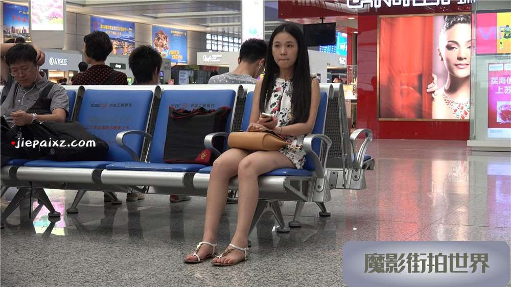 呆萌可爱的连衣裙玉足气质美女 [2.20 GB/MP4]