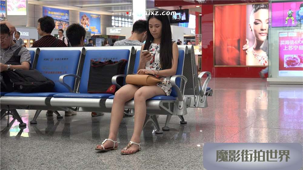 呆萌可爱的连衣裙玉足气质美女 [2.20 GB/MP4]