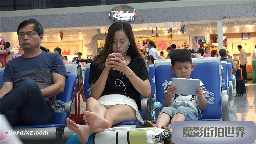 把玉腿放上行李箱上的白短裙少F [3.50 GB/MP4]
