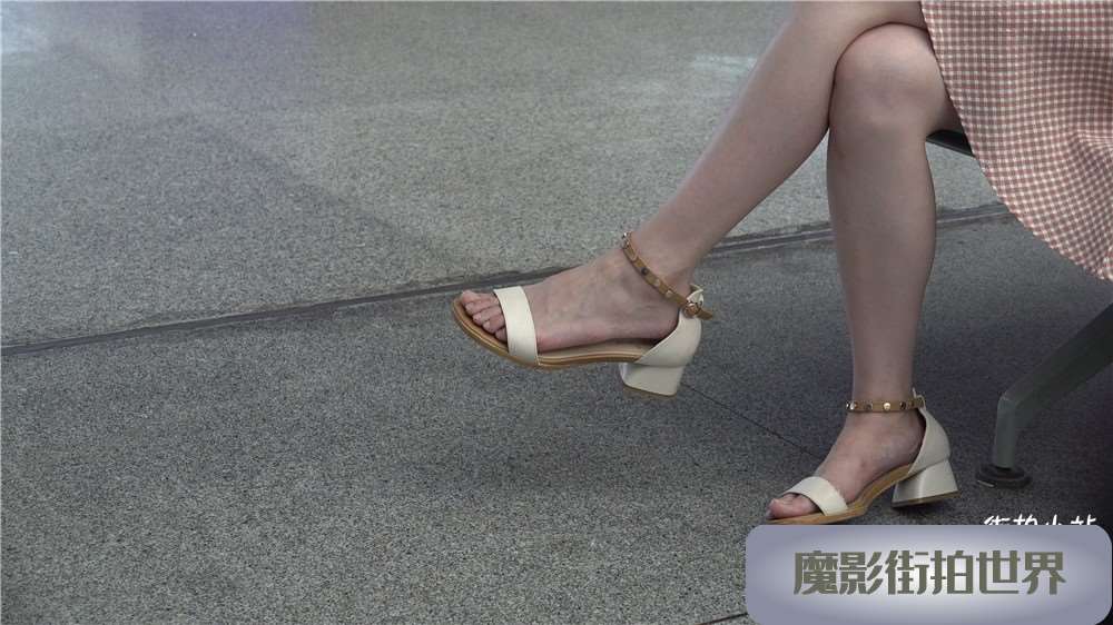 连衣裙凉高跟玉足美眉 2 [2.00 GB/avi]