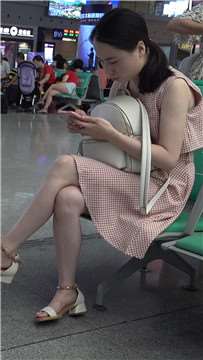 连衣裙凉高跟玉足美眉 2 [2.00 GB/avi]