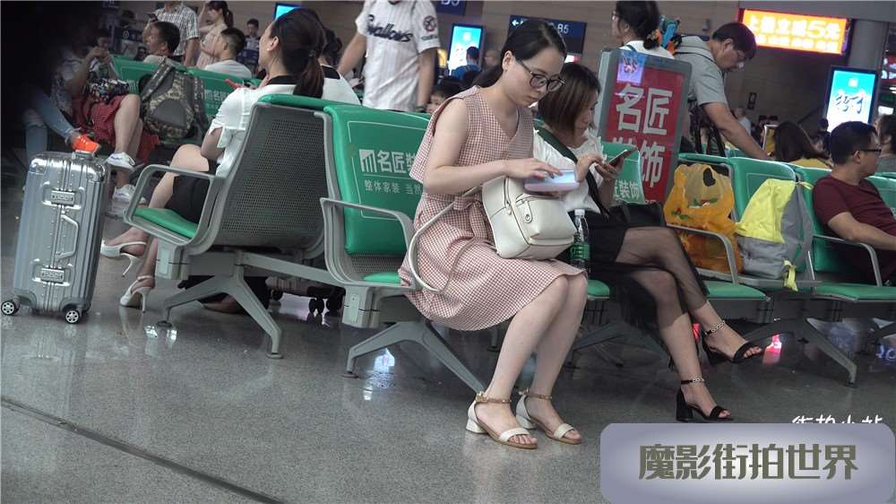 连衣裙凉高干净美足眼镜妹 [1.56 GB/avi]