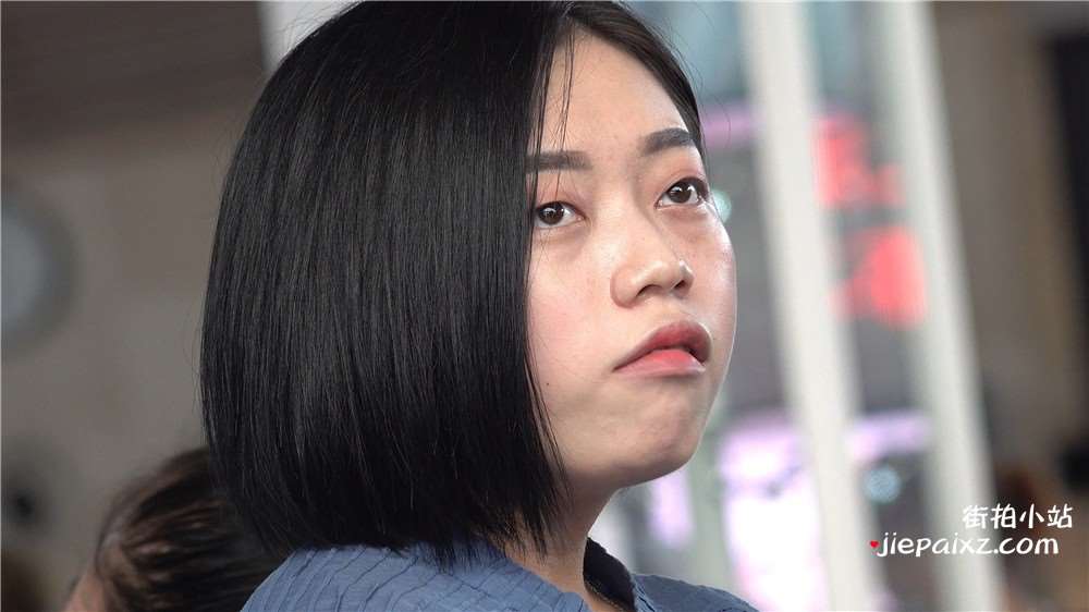 短发美腿高跟玉足美眉 [906 MB/avi]